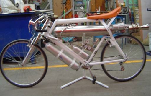 Реактивный двигатель на велосипеде.