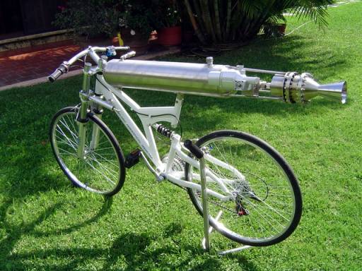 Реактивный двигатель на велосипеде.